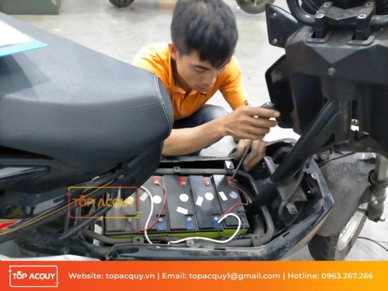 Kiểm tra tình trạng ắc quy xe đạp điện