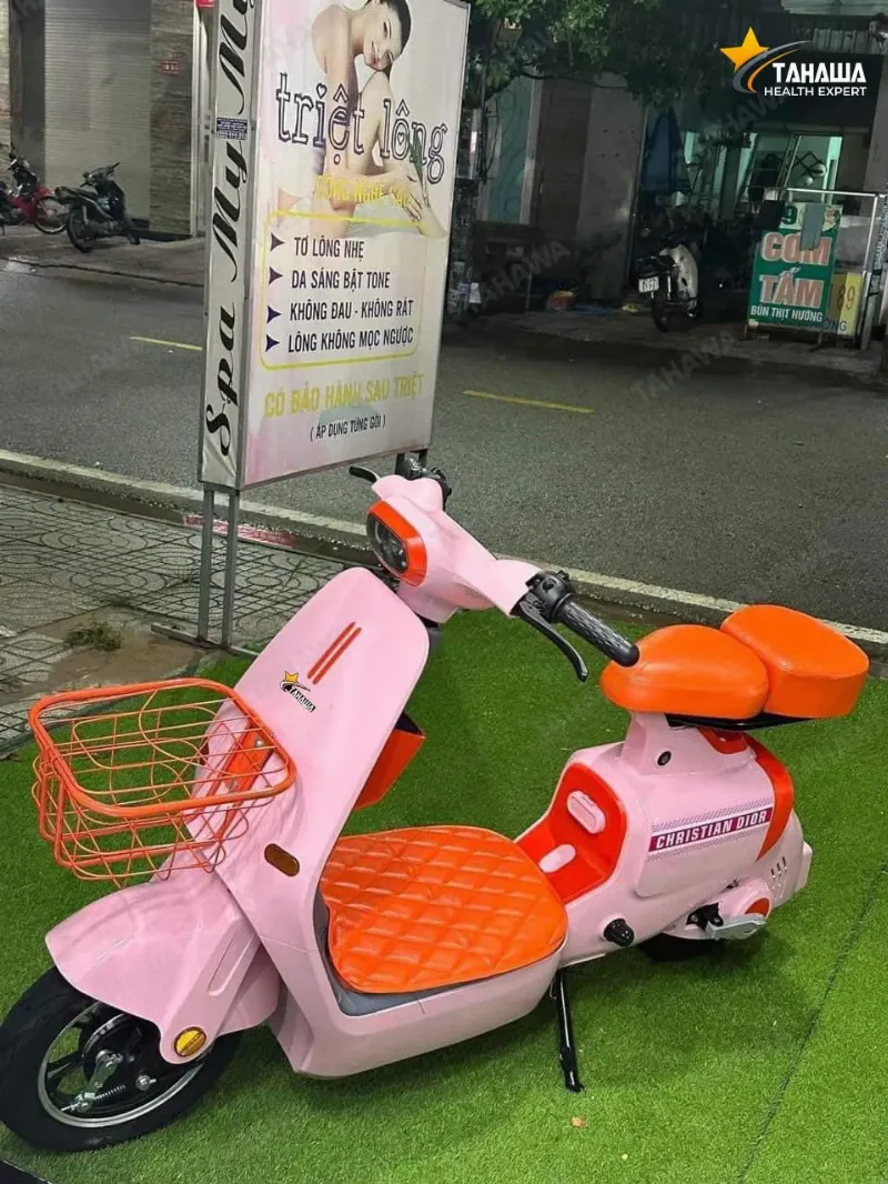 Xe máy điện màu hồng hiện đại
