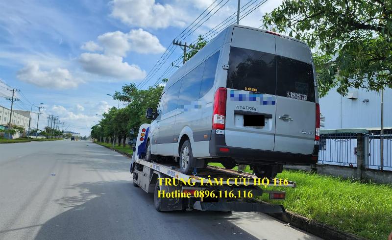 Hình ảnh xe ô tô chết máy cần cứu hộ ắc quy ở khu vực Long Biên Hà Nội