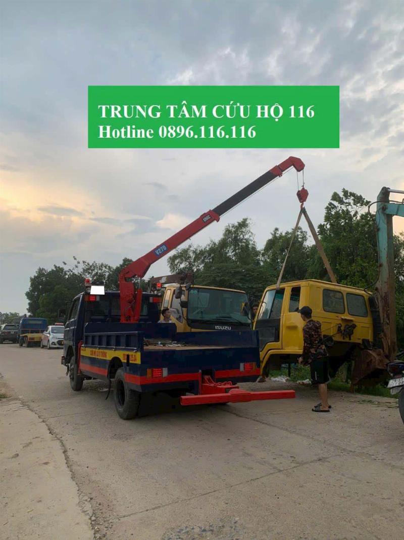 Đội cứu hộ ắc quy ô tô chuyên nghiệp đang hỗ trợ khách hàng tại Long Biên