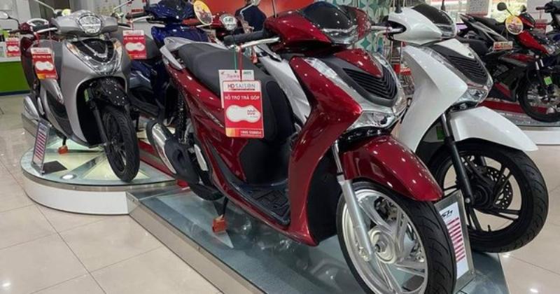 Hình ảnh minh họa mức giá SH 160 thực tế tại các đại lý Honda chính hãng, cho thấy sự chênh lệch so với giá đề xuất.