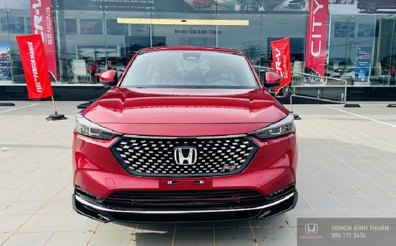 Hình ảnh một đại lý xe máy Honda đông đúc khách hàng đang tìm hiểu về giá xe