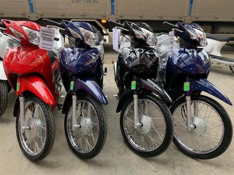 Hình ảnh minh họa việc kiểm tra giấy tờ xe Wave cũ, nhấn mạnh sự quan trọng của pháp lý đối với giá xe Wave cũ và an toàn giao dịch