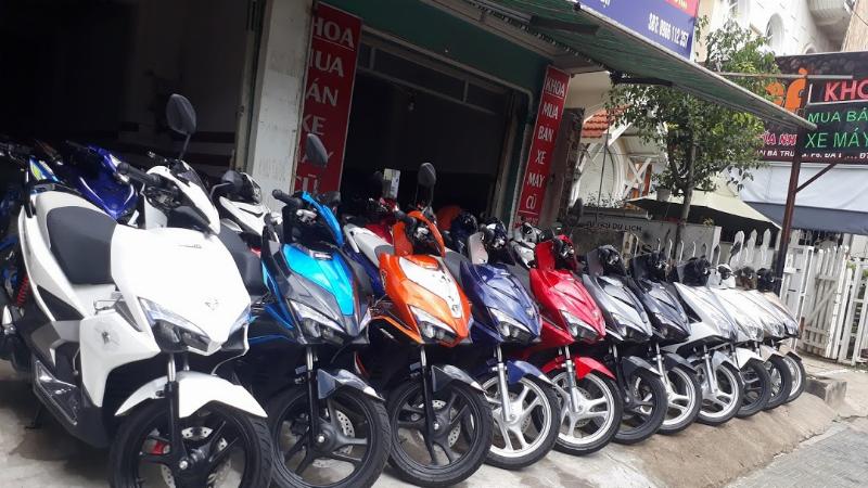 Một người đang kiểm tra giấy tờ xe máy cũ trên Chợ Tốt để đối chiếu số khung, số máy