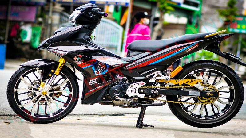 Hình ảnh minh họa kiểm tra kỹ lưỡng bề ngoài xe PCX cũ bao gồm dàn áo, khung xe và lốp
