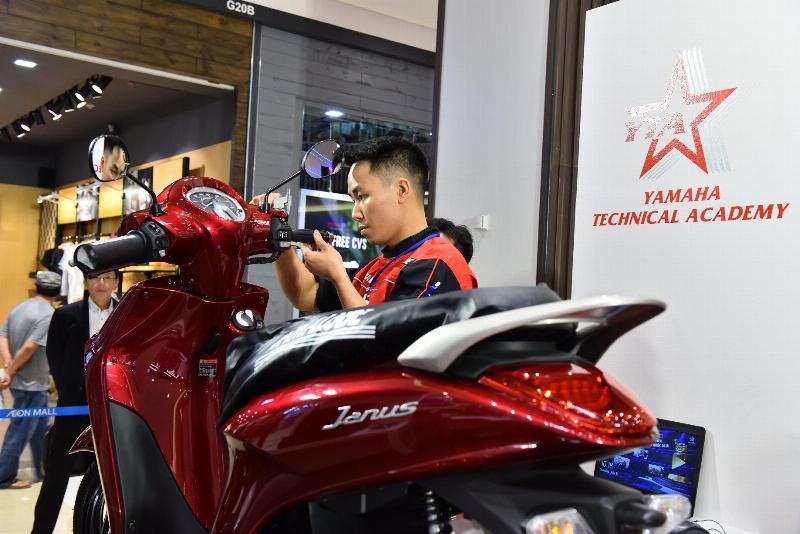 Hình ảnh kỹ thuật viên đang kiểm tra động cơ xe Wave cũ, minh họa việc đánh giá tình trạng máy móc ảnh hưởng đến giá xe Wave cũ