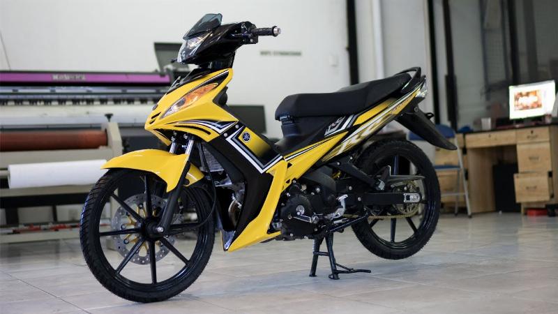 Hình ảnh một người đang kiểm tra tổng thể chiếc xe máy cũ được rao bán trên Chợ Tốt, tập trung vào dàn áo và động cơ