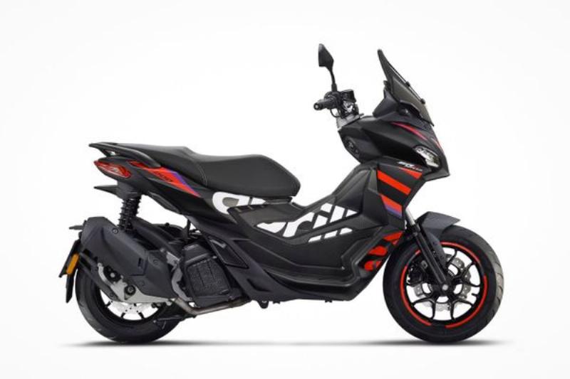 Một chiếc Honda ADV 160 đã được modif phần ngoại hình với tem xe, đèn độ và các chi tiết nhỏ màu sắc bắt mắt, thể hiện cá tính chủ xe.