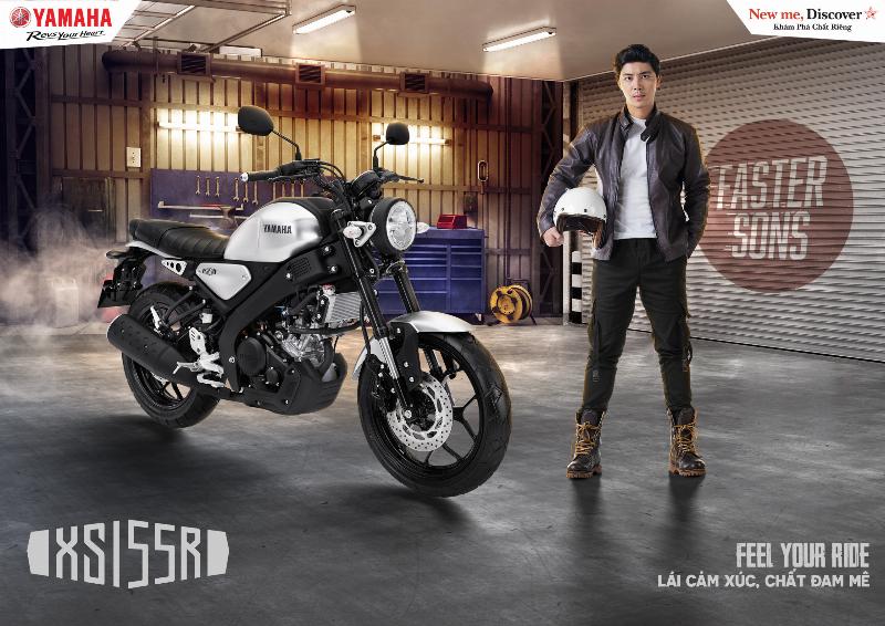 Hình ảnh một người lái đang trải nghiệm lái xe Yamaha XSR 155 trên một cung đường đẹp, thể hiện sự tự do và phong cách sống