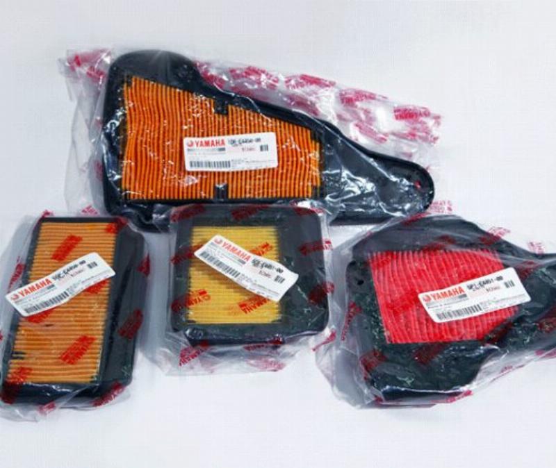 Hình ảnh một chiếc Yamaha Sirius đang được kiểm tra hoặc bảo dưỡng trong một tiệm sửa xe chuyên nghiệp, có thể thấy các bộ phận động cơ đang được tháo dỡ hoặc lắp ráp.
