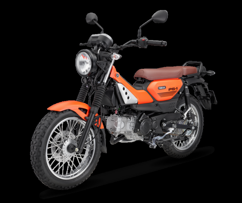 Ảnh so sánh trực quan giữa một chiếc Yamaha Sirius 110cc nguyên bản, một chiếc Yamaha Exciter 155 VVA, và có thể là một mẫu xe máy điện hiện đại, đặt cạnh nhau để người xem dễ dàng hình dung sự khác biệt về kích thước và phong cách.