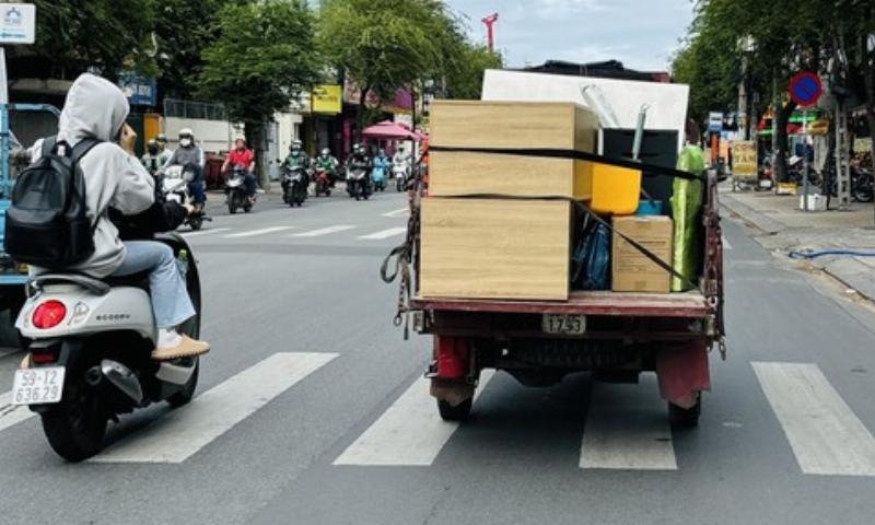 Mot co gai tre dang su dung xe may scoopy trong thanh pho hoac do xe tien loi