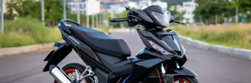 So sánh trực quan các phiên bản Honda Winner X khác nhau, nhấn mạnh sự đa dạng về màu sắc và công nghệ phanh.
