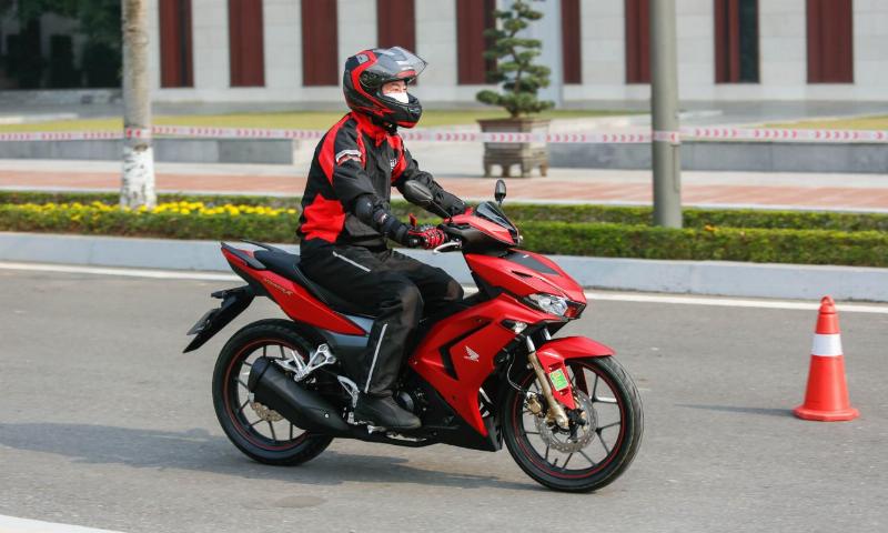 Hình ảnh xe côn tay Honda Winner X màu đen bóng, góc nhìn trực diện, thể hiện thiết kế thể thao, hiện đại, đèn pha LED đặc trưng