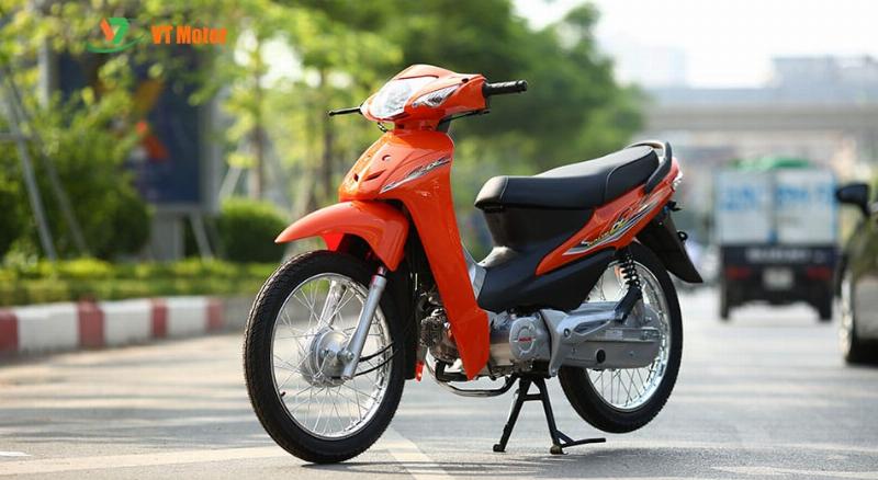 Xe máy Sym 50cc màu đỏ đang đứng yên