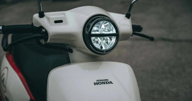 Hình ảnh xe Scoopy 2024 nhập khẩu với thiết kế retro độc đáo, đèn pha tròn, thân xe nhỏ gọn