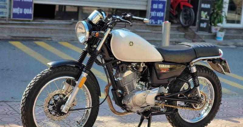 Mẫu xe Vario 125 màu trắng nhập khẩu đang di chuyển linh hoạt giữa dòng xe cộ đông đúc tại một con phố ở Việt Nam, thể hiện khả năng luồn lách tốt.