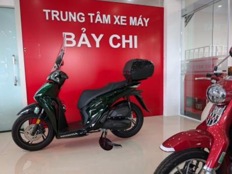 Một chiếc xe Vario 125 màu trắng bóng bẩy đang được trưng bày tại một showroom xe nhập khẩu uy tín, thể hiện sự chuyên nghiệp và đáng tin cậy của nơi bán.