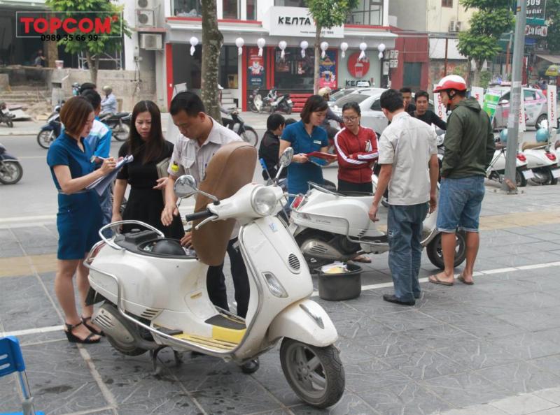 Ky thuat vien kiem tra xe may dien Vespa tai trung tam bao duong chinh hang