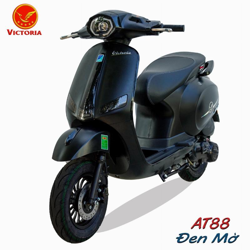 Hình ảnh minh họa quá trình kiểm tra và bảo dưỡng xe tay ga Victoria 50cc tại một tiệm sửa xe