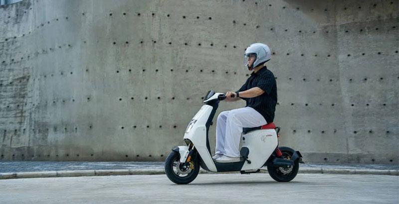 Công nghệ pin và động cơ tiên tiến trên xe máy điện nhập khẩu vượt trội so với ab 125 giá.