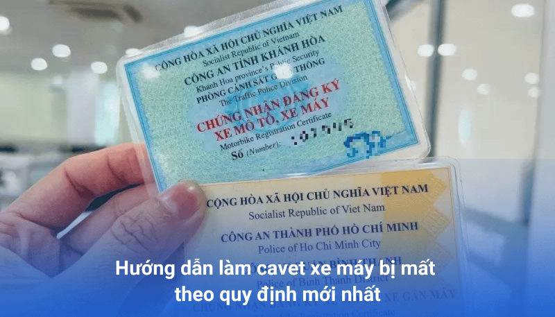 Giấy tờ đăng ký xe (cavet) của một chiếc xe máy cũ được đặt cạnh chìa khóa xe, biểu trưng cho tầm quan trọng của giấy tờ pháp lý khi mua bán xe cũ