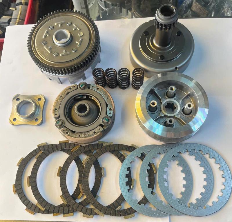 Cận cảnh động cơ và chi tiết kỹ thuật của Honda Alpha 125, thể hiện sự bền bỉ và cấu trúc đơn giản