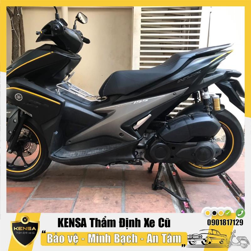 Người mua cẩn thận kiểm tra từng bộ phận của chiếc xe cub cũ trước khi quyết định mua