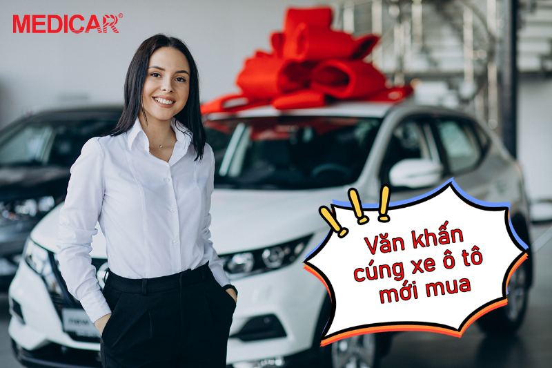 Cảnh thực hiện nghi thức văn khấn cúng xe máy mới mua tại nhà, gần xe mới