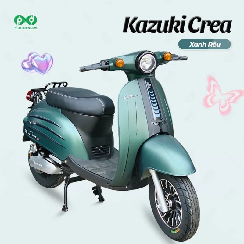 Một người trẻ đang sạc pin cho chiếc xe máy điện nhập khẩu kiểu dáng Crea 50cc tại nhà, thể hiện sự tiện lợi khi sạc và sử dụng hàng ngày