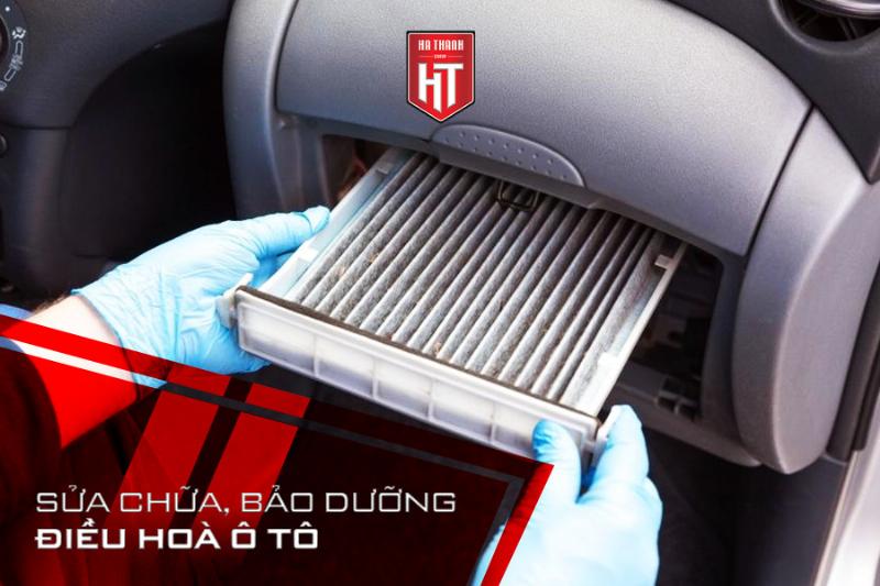 Hình ảnh thợ kỹ thuật đang thay thế dàn áo cho chiếc xe Vision tại xưởng sửa chữa
