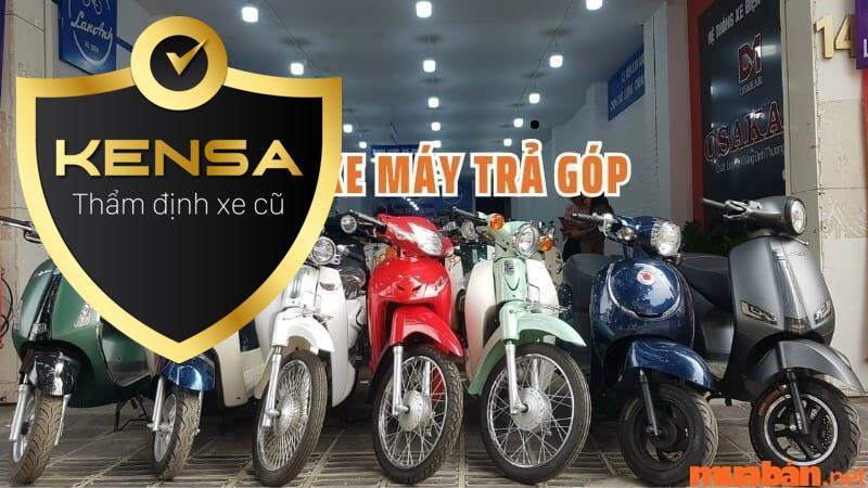 Hình ảnh một người đang kiểm tra kỹ lưỡng số khung/số máy trên một chiếc xe máy nhập khẩu tại TPHcm, minh họa kinh nghiệm khi tìm cửa hàng bán xe Scoopy tại TPHCM.