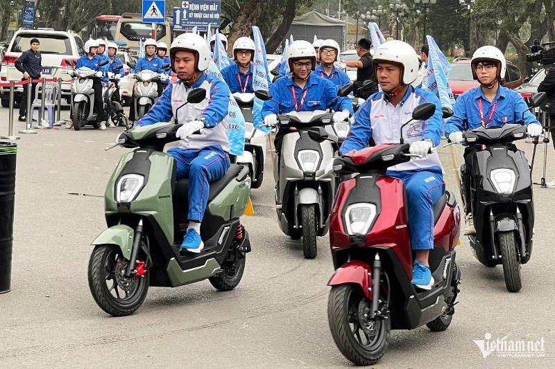 Minh họa cách chọn mũ bảo hiểm đúng chuẩn cho người đi xe đạp điện