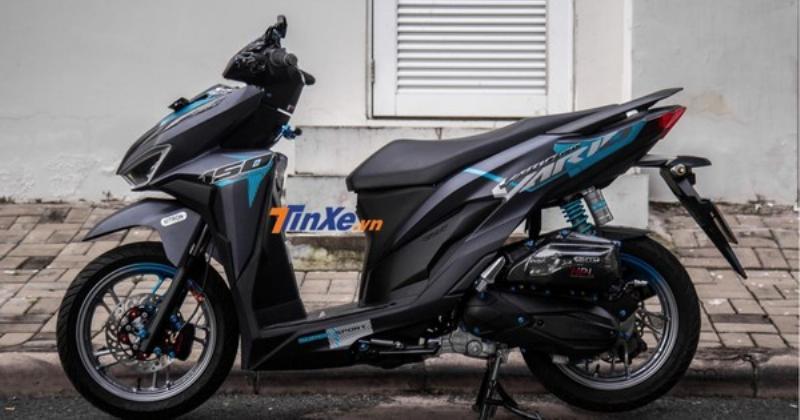 Một khách hàng đang xem xét một chiếc Honda Vario ESP 125 mới tại một cửa hàng xe máy nhập khẩu, minh họa quá trình lựa chọn và kiểm tra xe trước khi mua.