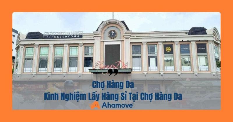 Hình ảnh mặt tiền một cửa hàng xe máy điện sạch sẽ, trưng bày nhiều mẫu xe đa dạng, thể hiện sự chuyên nghiệp và đáng tin cậy