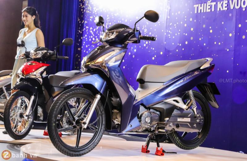 Hình ảnh cận cảnh khối động cơ và hệ thống phun xăng điện tử PGM-FI trên xe Honda Future X FI, nhấn mạnh các chi tiết kỹ thuật của bộ phận này.