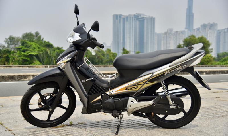 Chiec xe Future Neo Fi dang di chuyen em ai tren mot con duong lang o Viet Nam voi canh dong xanh muot hai ben