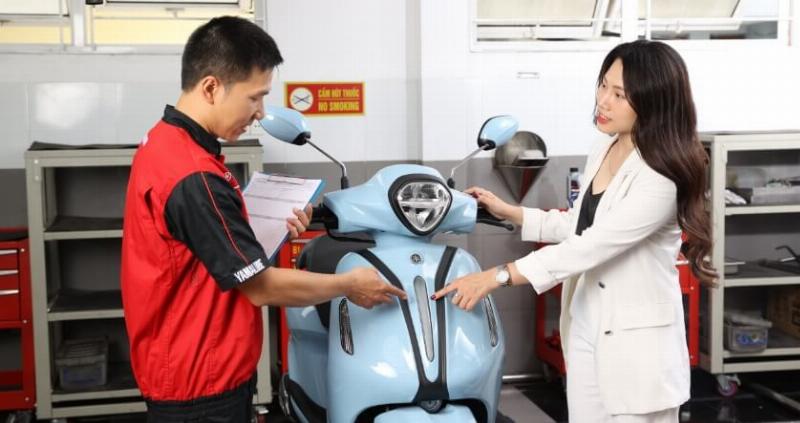 Kỹ thuật viên kiểm tra pin xe máy điện nhập khẩu tại cột mốc 1 vạn km