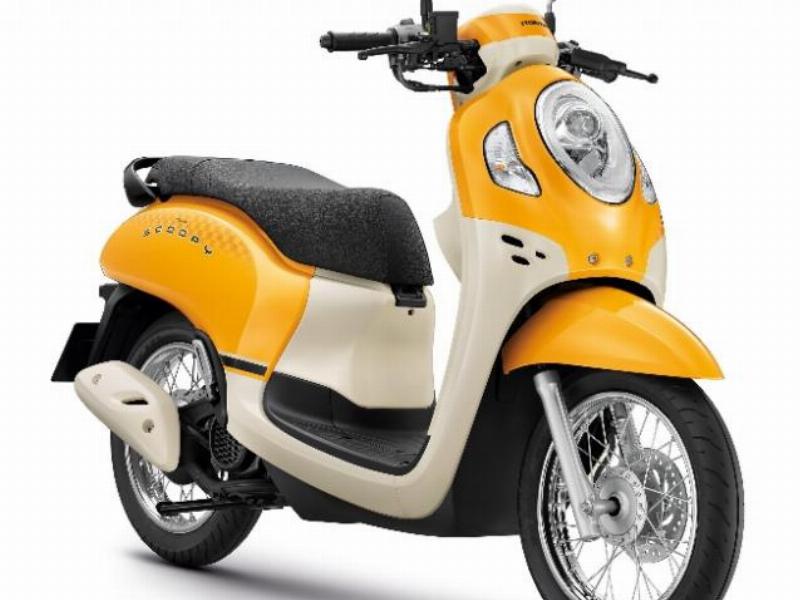 Hình ảnh minh họa chiếc New Scoopy Prestige màu sắc nổi bật đang di chuyển trên đường phố đô thị nhộn nhịp.