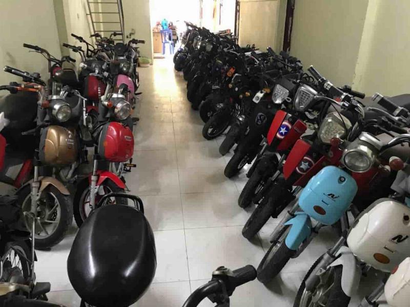 Hình ảnh người dùng kiểm tra xe đạp điện cũ trước khi mua với ngân sách 2 triệu đồng