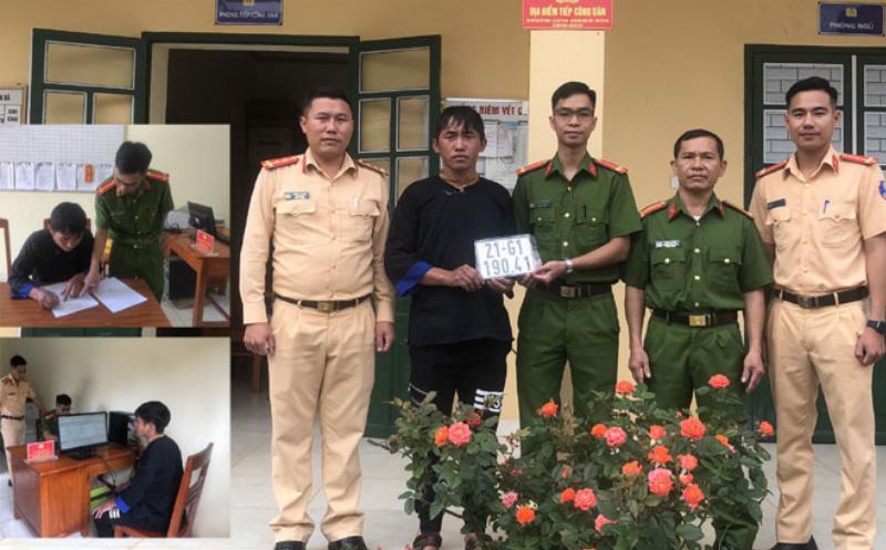 Người dân làm thủ tục đăng ký xe máy để nhận biển số 21 tại cơ quan chức năng Yên Bái.