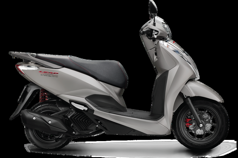 Một người đang sử dụng hệ thống khóa thông minh Smart Key trên chiếc Honda Vario ESP 125 của mình, minh họa sự tiện lợi khi khởi động xe mà không cần chìa khóa vật lý.