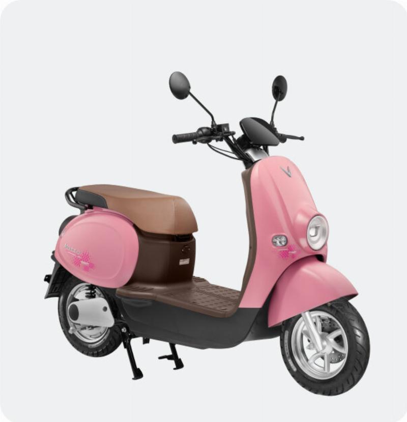 Người lái trải nghiệm vận hành mượt mà và tiện lợi của xe máy điện VinFast Evo 200 trên đường phố đông đúc