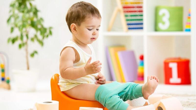 Hình ảnh minh họa trẻ đi ngoài màu xanh rêu và các dấu hiệu kèm theo cần chú ý