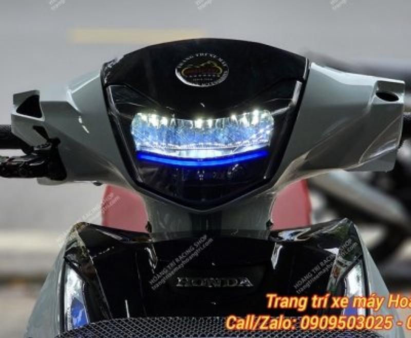 Cận cảnh đèn pha LED hiện đại trên xe Vario 125 màu trắng