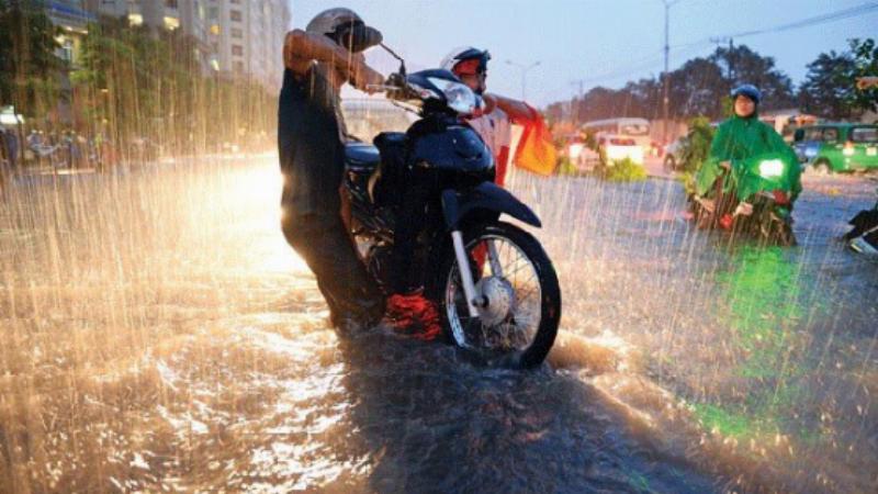 Xe Vario 125 màu trắng di chuyển hoặc đậu trong bối cảnh đô thị