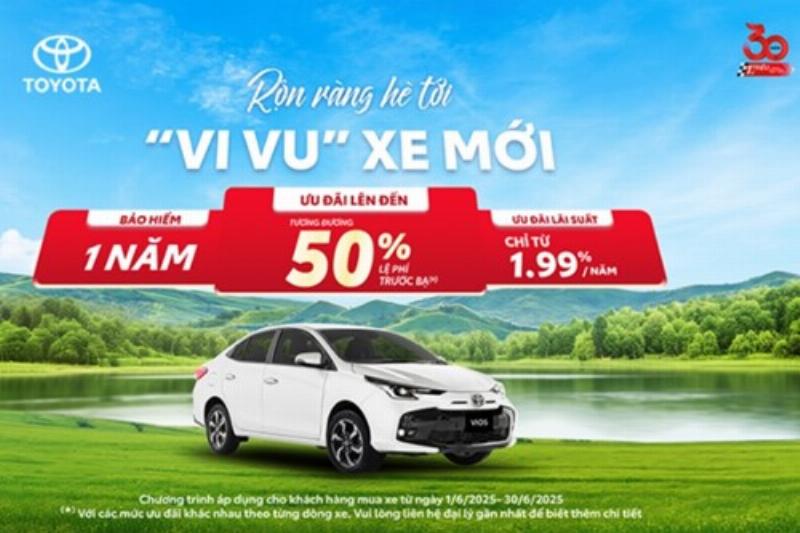Hình ảnh xe Vision 2024 đang lăn bánh mượt mà trên đường phố Việt Nam tấp nập