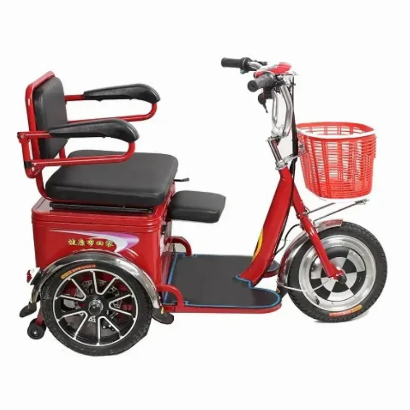 Một chiếc xe điện 4 bánh di chuyển trong khu dân cư yên tĩnh